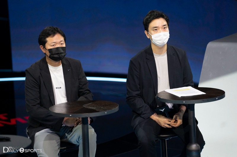 신규 제도 기자 간담회에 참석한 이정훈 LCK 사무 총장(왼쪽)과 이호민 LCK 리그 운영 팀장.
