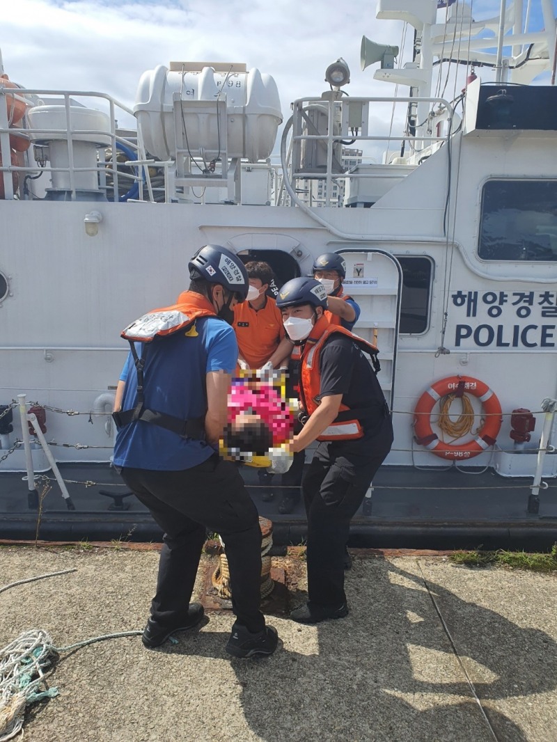 지난 24일 여수시 초도에서 80대 뇌경색 의심 응급환자를 이송하고 있다. (사진제공 = 서해지방해양경찰청)