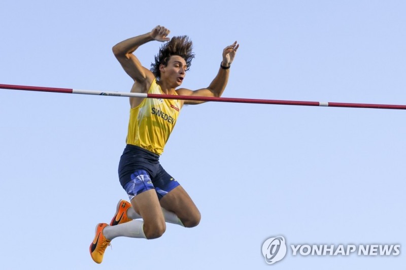 (유진 EPA=연합뉴스) 듀플랜티스가 25일(한국시간) 미국 오리건주 유진 헤이워드 필드에서 열린 2022년 세계육상선수권대회 남자 장대높이뛰기 결선에서 6m21의 세계신기록을 세우고 있다.