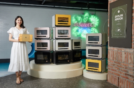 삼성전자가 휴가철을 맞아 삼진어묵과 함께 '비스포크 큐커 썸머 페스티벌'을 26일부터 3주간 삼진어묵 부산역광장점에서 진행한다. 삼성전자 모델이 삼진어묵 부산역광장점에서 비스포크 큐커와 이금복 명품세트를 비롯한 삼진어묵 제품을 소개하고 있는 모습.