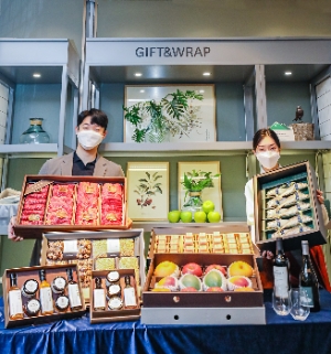 26일 오전, 서울 강남구에 위치한 현대백화점 무역센터점에서 직원들이 추석 선물세트를 소개하고 있다.