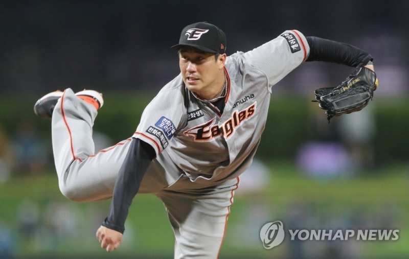 (포항=연합뉴스) 26일 오후 경북 포항야구장에서 열린 '2022 신한은행 SOL KBO리그' 한화 이글스와 삼성 라이온즈의 경기. 7회 초 한화 선발투수 장민재가 무실점 역투를 이어가고 있다.