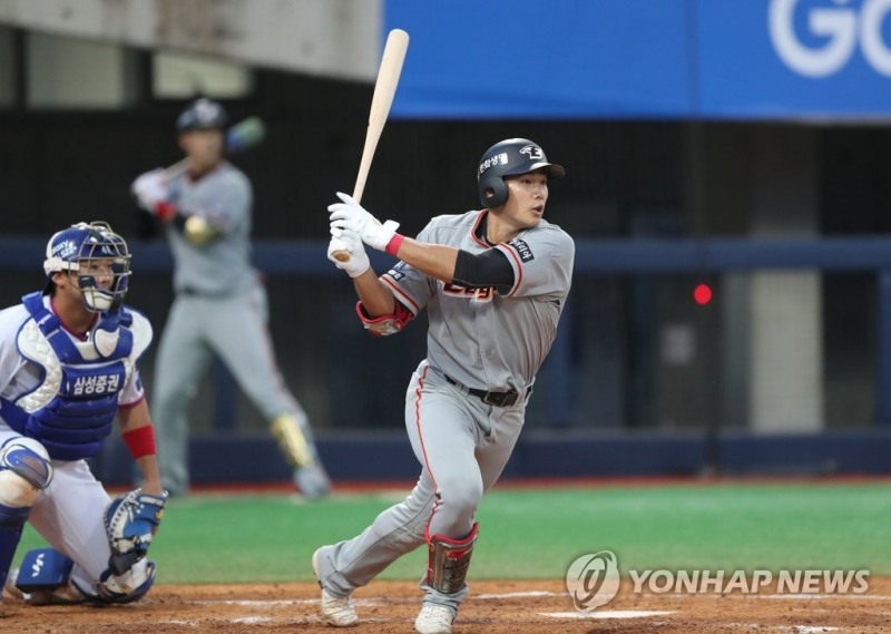 (포항=연합뉴스)26일 오후 경북 포항야구장에서 열린 '2022 신한은행 SOL KBO리그' 한화 이글스와 삼성 라이온즈의 경기. 4회 초 1사 주자만루 상황에서 타석에 선 한화 장진혁이 2타점 적시타를 치고 있다.