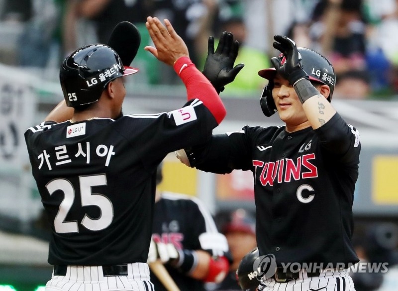 (인천=연합뉴스) 26일 인천 SSG 랜더스필드에서 열린 프로야구 SSG 랜더스와 LG 트윈스의 경기. 3회초 LG 공격 무사 1루 상황에서 LG 오지환(오른쪽)이 좌월투런 홈런을 친 뒤 홈으로 들어와 앞서 홈으로 들어온 1루 주자 가르시아와 기쁨을 나누고 있다.