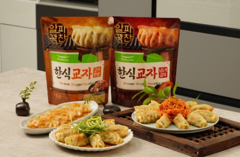 풀무원이 ‘K-만두의 세대교체’를 외치며 지난 5월 출시한 ‘얄피꽉찬 한식교자’ 2종(고기한상, 남도식 김치)