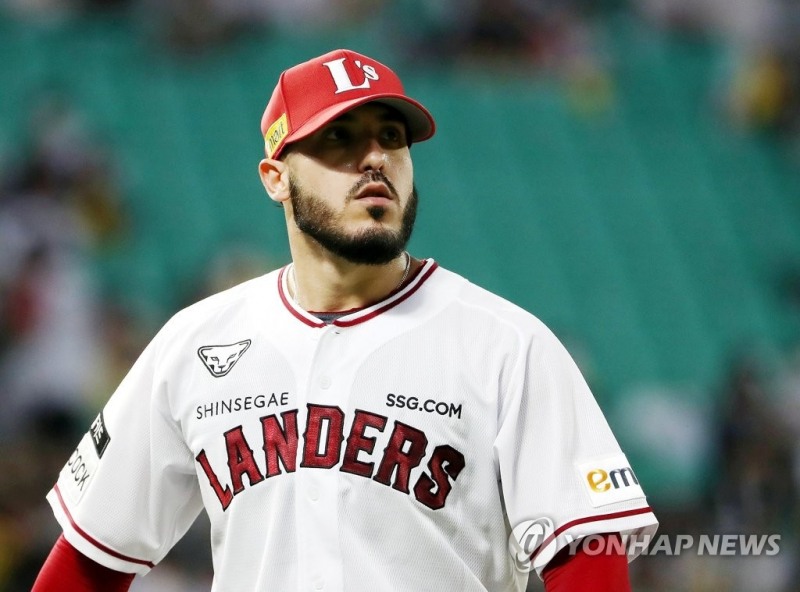 (인천=연합뉴스) 27일 인천 SSG 랜더스필드에서 열린 프로야구 SSG 랜더스와 LG 트윈스의 경기. 6회초까지 LG의 공격을 무실점으로 막은 SSG 모리만도가 투구를 마친 뒤 더그아웃으로 들어오고 있다.