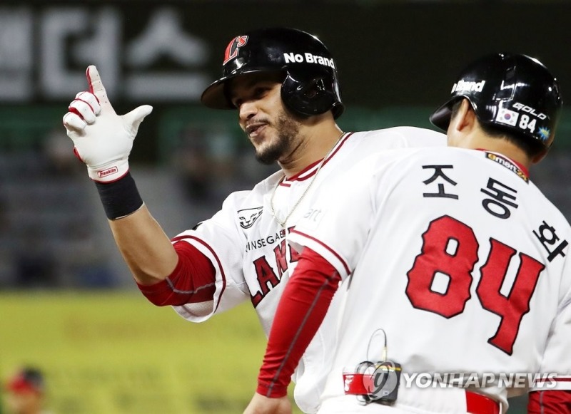 (인천=연합뉴스) 27일 인천 SSG 랜더스필드에서 열린 프로야구 SSG 랜더스와 LG 트윈스의 경기. 6회말 SSG 공격 2사 만루 상황에서 SSG 라가레스가 좌익수 앞 안타를 친 뒤 1루에 안착해 기뻐하고 있다. 2·3루 주자 박성한과 전의산은 홈인. 1루 주자 한유섬은 2루까지 진루.