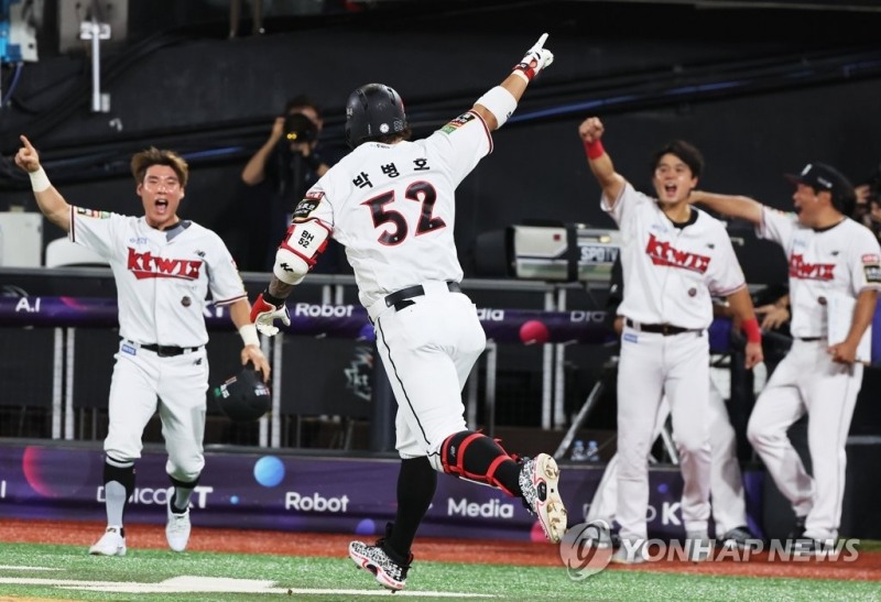 (수원=연합뉴스) 27일 경기도 수원케이티위즈파크에서 열린 2022 KBO리그 프로야구 키움 히어로즈와 kt wiz의 경기. 9회말 2사 주자 1루에서 KT 박병호가 역전 끝내기 투런 홈런을 치고 기뻐하고 있다.