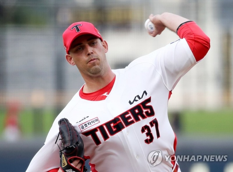 (광주=연합뉴스) 27일 광주기아챔피언스필드에서 열린 프로야구 2022 KBO리그 NC 다이노스와 KIA 타이거즈의 경기에서 KIA 선발투수 놀린이 1회에 투구하고 있다.