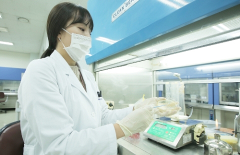 경기도 이천시에 위치한 CJ프레시웨이 고객품질안전센터 식품안전연구실에서 연구원이 식품 안전성 분석을 하고 있다.