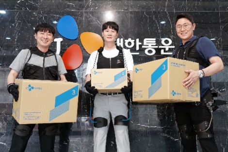 CJ대한통운과 엔젤로보틱스가 공동개발중인 ‘웨어러블 슈트’를 입고 있는 모습.