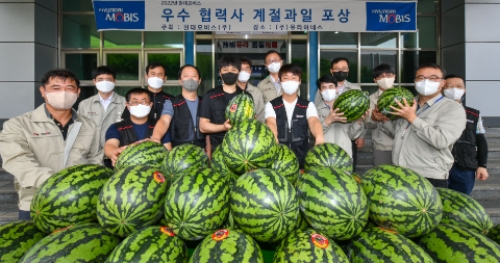 현대모비스는 올해로 20년째 AS부품 우수 공급협력사를 대상으로 계절과일을 제공하고 있다. 지난 27일 경기도 화성시 소재 ㈜유라하네스에서 이 회사 임직원들에게 계절과일과 감사장을 전달하고 있다.