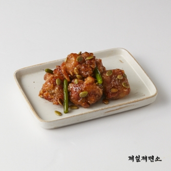 제일제면소 씨앗닭강정 / 이미지 제공 = CJ푸드빌