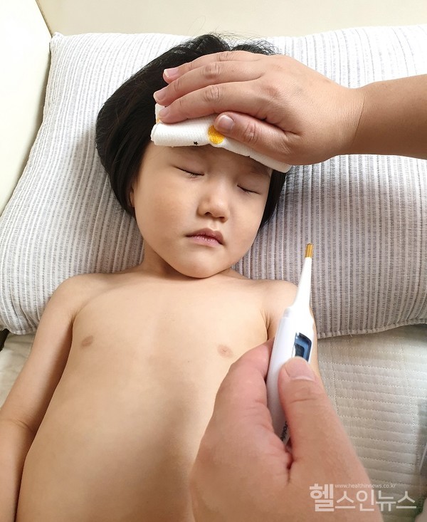 뇌수막염은일반적인감기나장염과유사한증상을보이지만,상대적으로심한증상을보인다.아이가고열과두통이나면단순감기인지뇌수막염인지주의해살펴봐야한다.