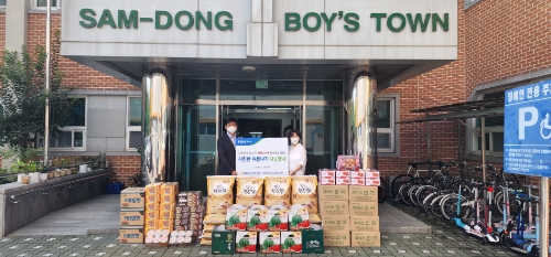 NH농협은행 기업투자금융부문 임직원들이 서울시 마포구 소재 삼동소년촌을 찾아 쌀과 제철과일 등을 전달하고 기념촬영을 했다. / 사진 제공 = NH농협은행