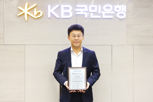 지난 27일 아시안뱅커가 주관한 'The Asian Banker Financial Markets Awards 2022' 비대면 시상식에서 이상화 KB국민은행 금융투자상품본부 상무가 상패를 들고 기념촬영을 하고 있다. / 사진 제공 = KB국민은행