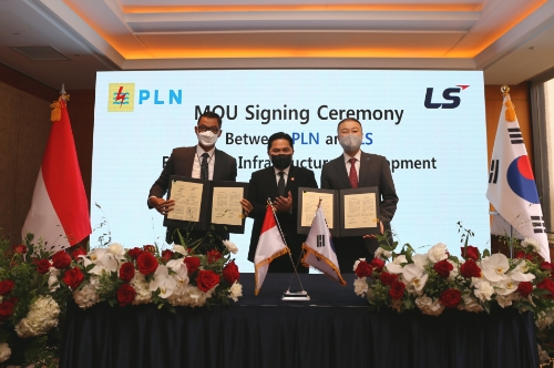 서울 중구 롯데호텔에서 LS그룹과 인도네시아 국영전력공사(PLN)가 ‘인도네시아 전력 인프라 개발 협력’ MOU를 체결했다. 참석자는 (왼쪽부터) 다르마완 프라소조 인도네시아 국영전력공사(PLN) 대표이사, 에릭 토히르 인도네시아 국영기업부 장관, 구자은 LS그룹 회장 / 사진 제공 = LS