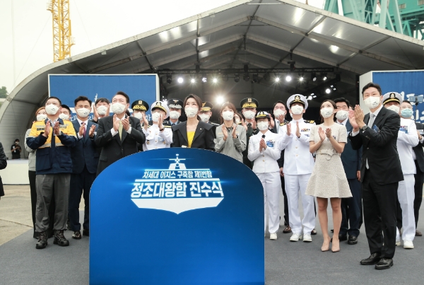 현대중공업 차세대 이지스함 ‘정조대왕함’ 진수…"최대 시속 55km"
