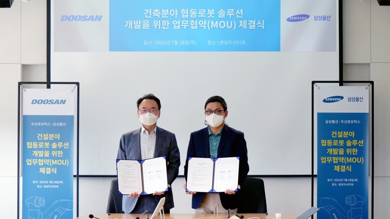 두산로보틱스는 28일, 분당두산타워에서 삼성물산 건설부문과 ‘건설분야 협동로봇 솔루션 개발 및 적용’을 위한 업무협약(MOU)을 체결했다. 사진은 행사가 끝나고 두산로보틱스 류정훈 대표(오른쪽)와 삼성물산 김재호 부사장이 기념사진을 촬영하고 있는 모습. (사진 = 두산로보틱스 제공)