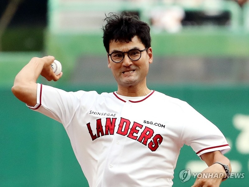 (인천=연합뉴스) '코리안 특급' 박찬호가 28일 오후 인천시 미추홀구 SSG 랜더스필드에서 열린 프로야구 SSG 랜더스와 LG 트윈스의 경기를 앞두고 시구하고 있다.