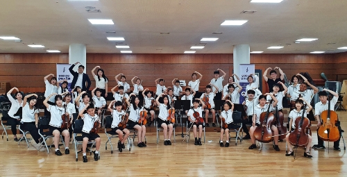 우리금융그룹 우리다문화장학재단이 숙명여자대학교 음악대학 대강당에서 ‘2022년 우리다문화오케스트라 향상음악회’를 개최하고 기념사진을 촬영하고 있다./ 사진 제공 = 우리금융그룹
