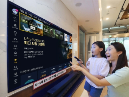 LG유플러스가 자사 IPTV 서비스인 ‘U+tv’와 ‘U+모바일tv’ 앱을 통해 여름 휴가철 온 가족이 함께 즐길 수 있는 해외 다큐멘터리, 클래식 공연 VOD를 무료로 독점 제공한다고 29일 밝혔다. 사진은 LG유플러스 모델이 새롭게 업데이트 되는 해외 다큐멘터리와 관련 이벤트를 소개하는 모습.