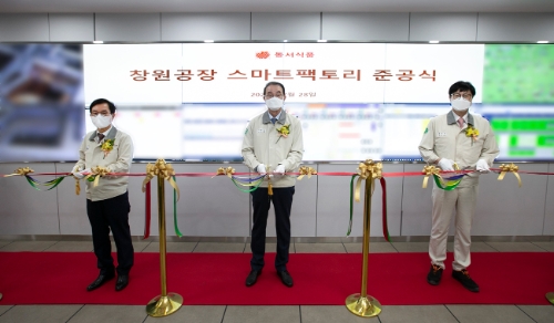 28일 경상남도 창원시의 동서식품 경남 창원공장에서 열린 스마트팩토리 준공식에서 동서식품 주요 임원들이 테이프 커팅을 하고 있다. 왼쪽부터 동서식품 송만호 제조 부사장, 동서식품 이광복 사장, 동서식품 창원공장 원동한 공장장./ 사진 제공 = 동서식품