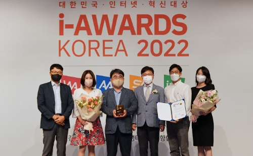 롯데건설 마케팅부문 한정호 상무(왼쪽에서 세 번째)가 ‘소셜아이어워드 2022’ 시상식에서 수상 후 기념촬영을 하고 있다