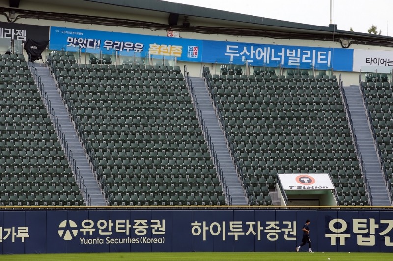 두산베이스, 잠실야구장 왼쪽 외야에 '우리 우유 홈런존' 운영…두산 타자 이쪽으로 홈런 칠때마다 흰우유 100개씩 결식 아동단체에 기부,