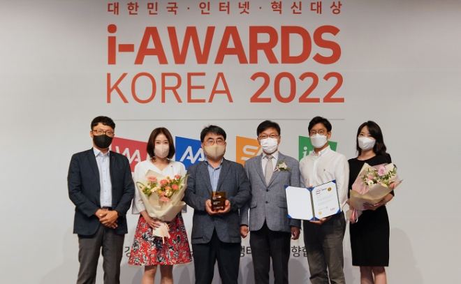 롯데건설은 지난 26일 한국인터넷전문가협회가 주최하는 ‘소셜아이어워드 2022'에서 브랜드 채널 ‘오케롯캐’로 유튜브 기업 일반부문 대상을 수상했다고 29일 밝혔다. 사진은 롯데건설 마케팅부문 한정호 상무(왼쪽에서 세 번째)가 ‘소셜아이어워드 2022’ 시상식에서 수상 후 기념촬영을 하고 있는 모습. (사진 = 롯데건설 제공)