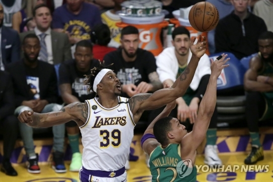 드와이트 하워드(왼쪽)