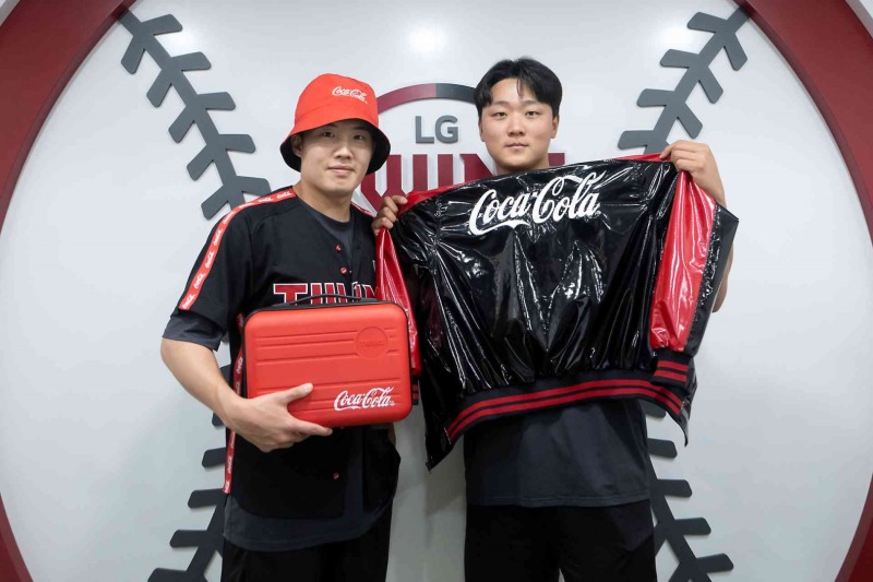 LG트윈스, 코카-콜라와 유니폼, 유광점퍼 등 각종 잡화류 콜라보레이션 상품 출시