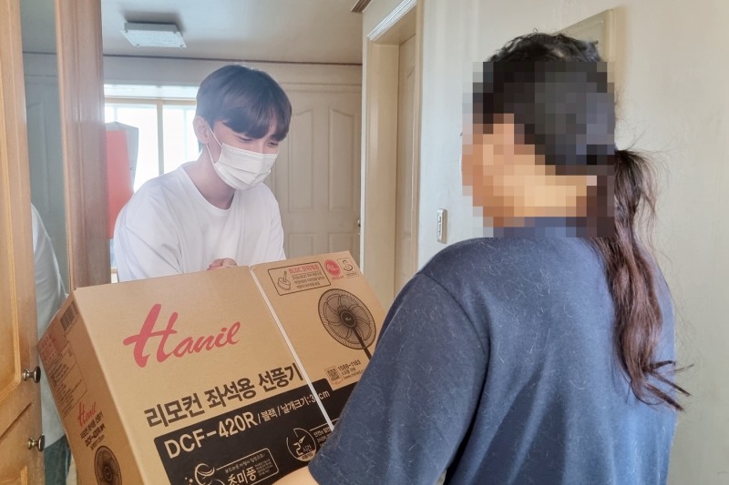 여름나기 용품 전달 모습 (사진제공 = 정읍시)