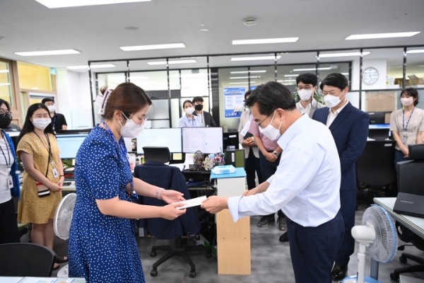 김동연 지사, 출산 예정 직원 격려 및 선물 전달…“소중한 결정 축하"