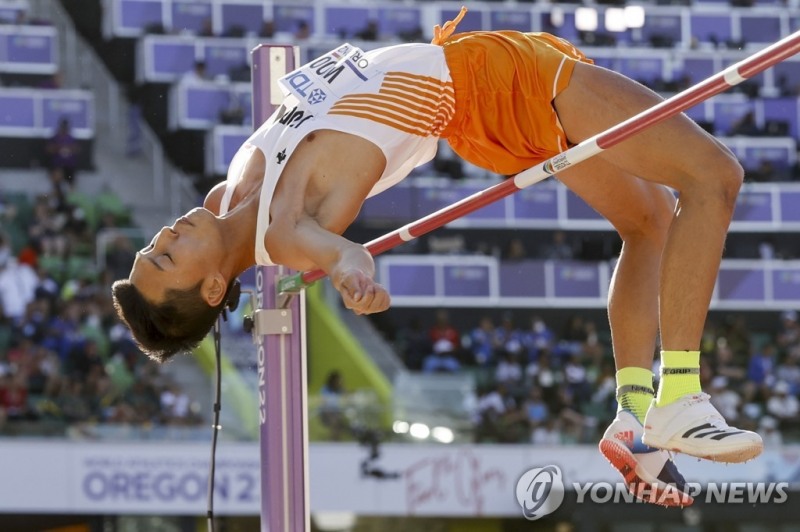 (유진 EPA=연합뉴스) 우상혁이 19일(한국시간) 미국 오리건주 유진 헤이워드 필드에서 열린 세계선수권대회 남자 높이뛰기 결선에서 바를 넘고 있다. 수직으로 세워진 기둥을 '업라이트'라고 말한다. 