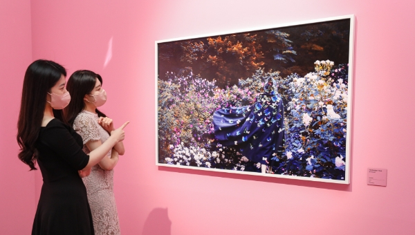 서울 영등포구 현대백화점 더현대 서울 6층 복합문화공간 알트원(ALT.1)에서 진행되는 '매직샷展'에서 고객들이 전시를 관람하고 있는 모습. / 사진 = 현대백화점