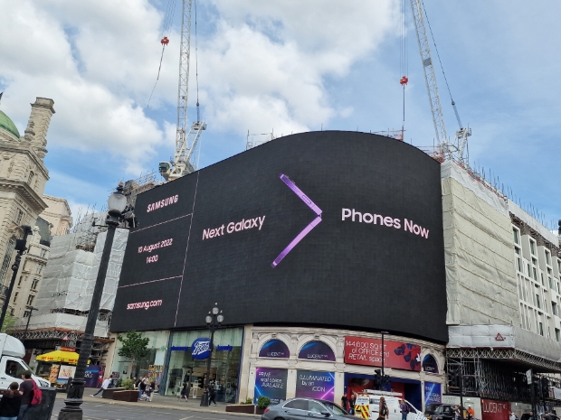 삼성전자가 '갤럭시 언팩 2022 (Unfold Your World)'를 앞두고 전 세계 주요 랜드마크에서 옥외 광고를 진행한다. 사진은 영국 런던 피카딜리 광장(Piccadilly Circus)의 디지털 옥외 광고 모습. / 사진 제공 = 삼성전자