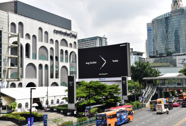 태국 방콕 시암 센트럴월드(Central World) 쇼핑몰의 디지털 옥외 광고