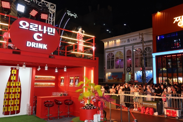 오로나민C 팝업 체험존 30일 밴드 딕펑스 공연 모습.