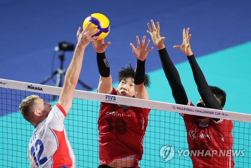31일 서울 잠실학생체육관에서 열린 2022 국제배구연맹(FIVB) 발리볼챌린저컵 한국과 체코의 경기. 2세트 체코 리첵 마틴의 공격에 한국 선수들이 블로킹을 시도하고 있다.