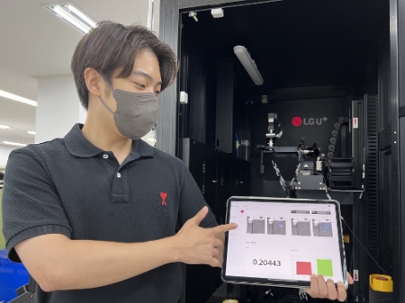 LG유플러스는 중소기업 고객들이 초기 투자비용에 대한 부담을 덜 수 있는 클라우드 기반 구독형 스마트팩토리 솔루션 3종을 1일 출시했다. 사진은 LG유플러스의 AI비전검사 솔루션이 도입된 공장에서 데이터를 분석하는 모습. /사진 제공 = LG U+