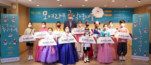 7월 16일 열린 '제10회 모여라 국악영재들' 시상식에서 크라운해태 윤영달 회장이 입상팀들과 함께 기쁨을 나누고 있다. (뒷줄 가운데 크라운해태 윤영달 회장) / 사진 제공 = 크라운해태제과