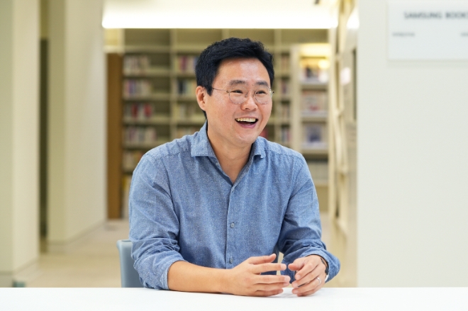 삼성전자와 아주대학교가 공동 개발한 초경량·초박형 인공근육 구동기에 관한 연구 논문이 세계적 학술지인 '네이처 커뮤니케이션스'에 최근 게재됐다. 사진은 연구에 참여한 삼성전자 신봉수 연구원. (사진 = 삼성전자 제공)