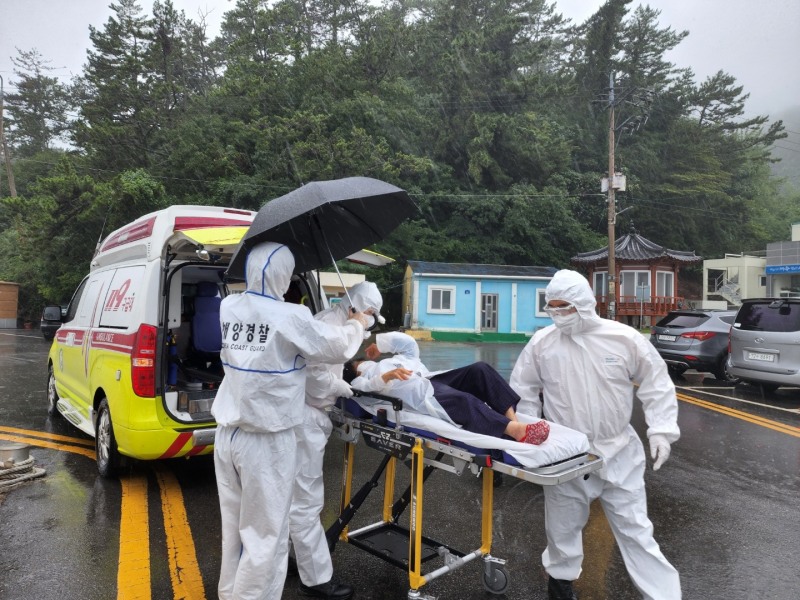 섬 지역 응급환자를 이송하고 있는 모습 (사진제공 = 여수해양경찰서)