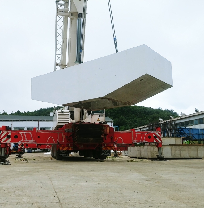 현대건설은 1일 교량 하부구조 전체에 PC공법 적용이 가능한 조립식 교각시스템을 개발하고 특허를 등록하는 등 건설현장의 탈현장시공(OSC)에 속도를 내고 있다. 사진은 교량의 하부구조 중 기둥 위에 설치 돼 상부구조를 지지하는 구조물인 피어캡을 PC공법으로 제작해 현장에 설치하기 위해 이동시키는 모습. (사진 = 현대건설 제공)