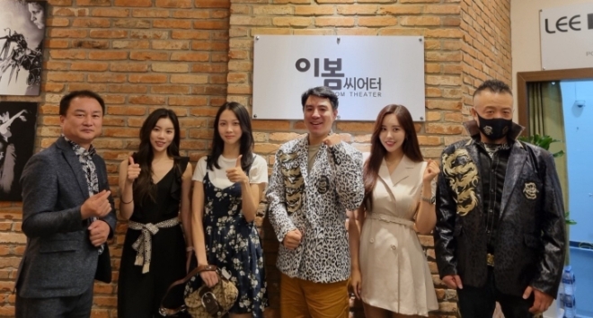 사진= 왼쪽부터) 이수성 영화감독, 배우 한예원, 배우 송윤하, 배우 김승민, 배우 최상아, 한류 명품브랜드 최야성의 최야성 회장