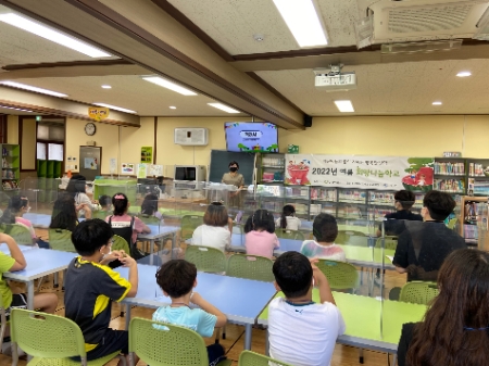 굿네이버스 전북지부(지부장 오아름)은 BMW 코리아 미래재단(이사장 한상윤)과 함께 1일부터 10일간 방학 중 위기가정 아동 지원을 위한 ‘2022년 여름 희망나눔학교’를 진행한다. 사진은 2022년 여름 희망나눔학교 개강식 진행 모습. (‘사진 제공=굿네이버스 전북지부’)