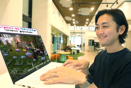 LG유플러스 모델이 지포스나우 서비스를 이용하고 있는 모습. / 사진 제공 = LG유플러스