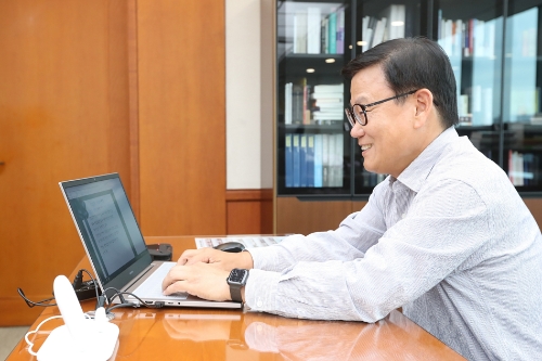 이원덕 우리은행장이 행내 시스템으로 ‘나에게 쓰는 편지’를 작성하고 있다. 이 행장은 자율 영업문화 정착을 위해 이번 이벤트에 가장 먼저 참여했다. / 사진 제공 = 우리은행