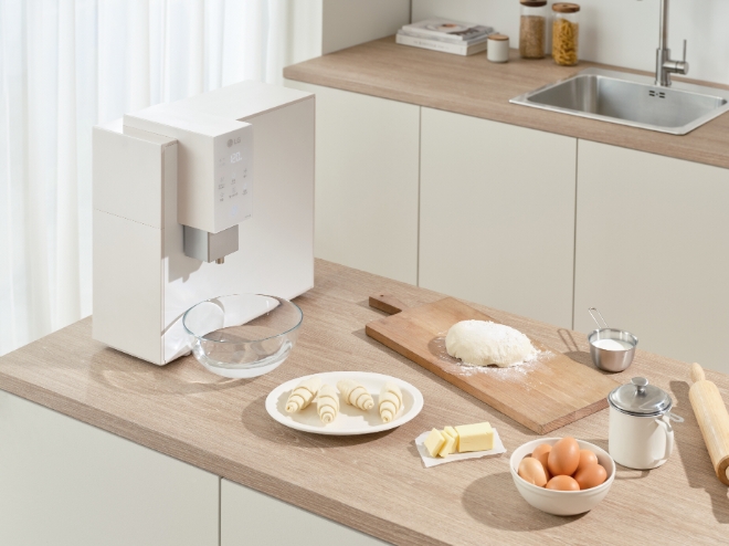 LG전자는 2일 국내 최초로 음성인식 기능을 적용해 더욱 편리해진 퓨리케어 오브제컬렉션 정수기를 1일 출시했다고 밝혔다. 사진은 퓨리케어 오브제컬렉션 정수기의 모습. (사진 = LG전자 제공)